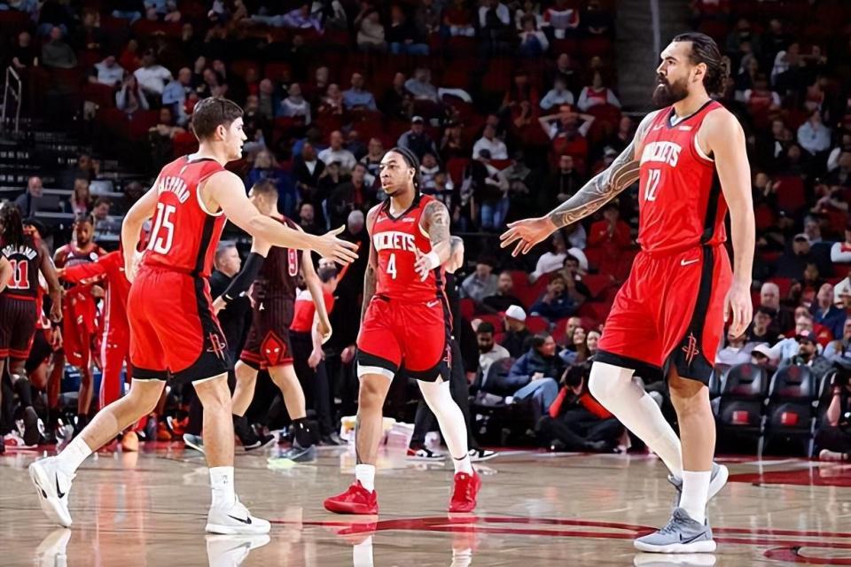 体育资讯-成功填补了火箭一号位的短板，但后场新星接下来还能继续出场吗？