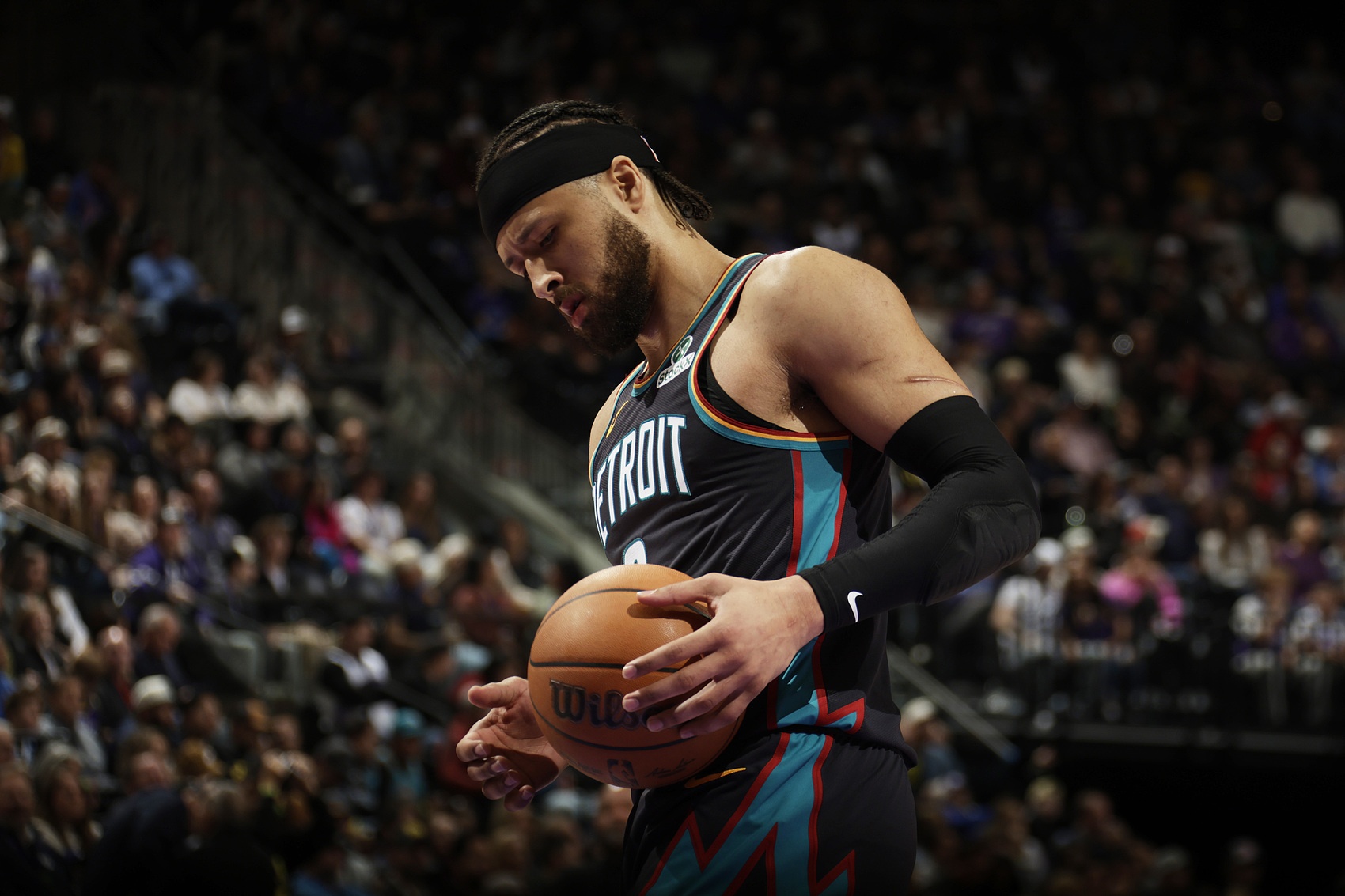 蓝鲸体育直播-16中3&amp;三分7中0得10分！奥特：我们换防坎宁安对他进行持球压迫